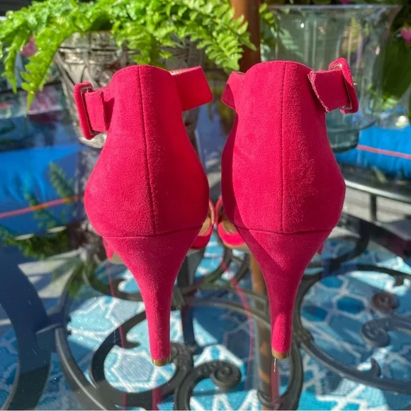 Hot Pink Heels. - Picture 3 of 6